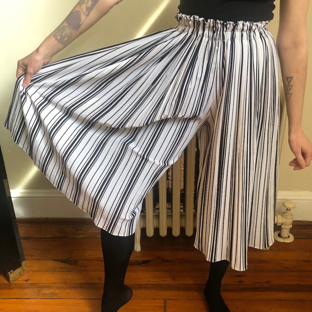 Palazzo capri pants with a stretchy elastic waistband! Black and white stripes!